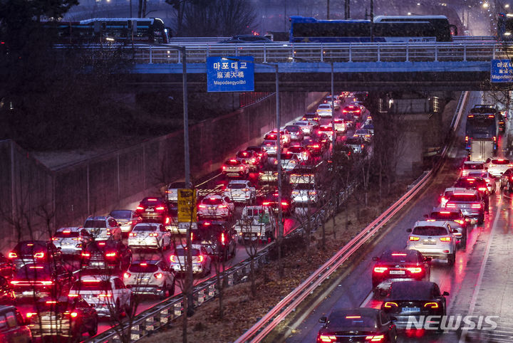 [서울=뉴시스] 정병혁 기자 = 눈이 내린 5일 서울 마포구 강변북로에서 차량들이 서행하고 있다. 2024.02.05. jhope@newsis.com