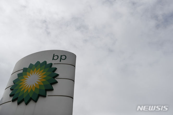 [서울=AP/뉴시스] 영국 최대이자 세계 2위 정유회사인 BP가 테슬라의 충전소 네트워크인 '슈퍼차저' 부문에 대한 인수 의사를 내비쳤다. 사진은 BP. 2024.05.10.