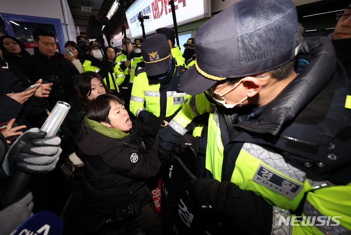 [서울=뉴시스] 고승민 기자 = 전국장애인차별철폐연대 회원들이 6일 서울역 1호선 지하철 승강장에서 '58차 출근길 지하철 탑니다'를 진행하던 중 열차 탑승을 주장하고 있다. 2024.02.06. kkssmm99@newsis.com