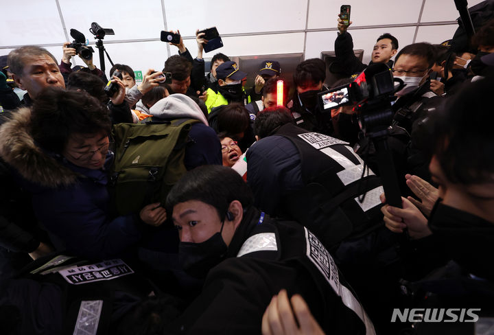 [서울=뉴시스] 고승민 기자 = 전국장애인차별철폐연대 회원들이 6일 서울역 1호선 지하철 승강장에서 '58차 출근길 지하철 탑니다'를 진행하던 중 열차 탑승을 시도하고 있다. 2024.02.06. kkssmm99@newsis.com