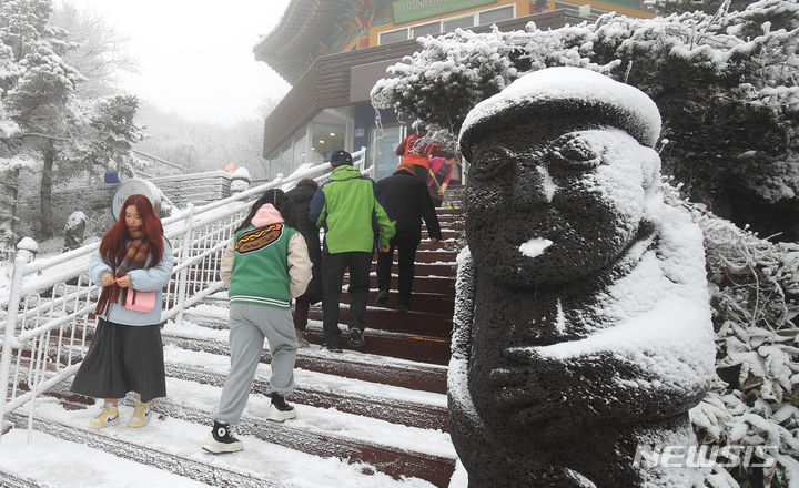 [제주=뉴시스] 제주 산간에 눈이 내린 2월6일 오전 한라산 1100도로 휴게소를 찾은 관광객들이 설경을 감상하며 즐거운 시간을 보내고 있다. (사진=뉴시스 DB). photo@newsis.com 