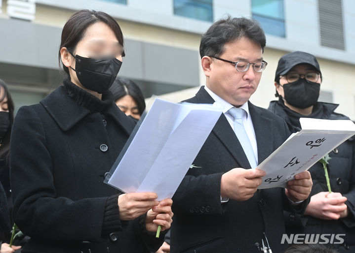 [수원=뉴시스] 웹툰 작가 주호민 씨의 아들을 정서적으로 학대한 혐의로 1심에서 유죄 판단을 받은 특수교사 A씨가 지난해 2월 6일 경기도 수원지방법원에서 항소장을 제출하기 앞서 기자회견을 하는 모습. (사진=뉴시스 DB) 2024.02.06. photo@newsis.com