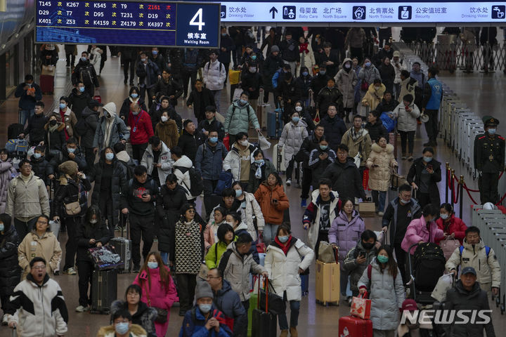 [베이징=AP/뉴시스] ﻿중국 최대 명절인 춘제(중국의 설) 기간 동안의 여행 건수와 여행 지출 증가율이 코로나19 팬데믹 이전 수준을 넘어선 것으로 나타났다. 사진은 지난 7일 중국 베이징의 한 기차역에서 귀성객들이 열차를 타기 위해 이동하는 모습. 2024.2.19