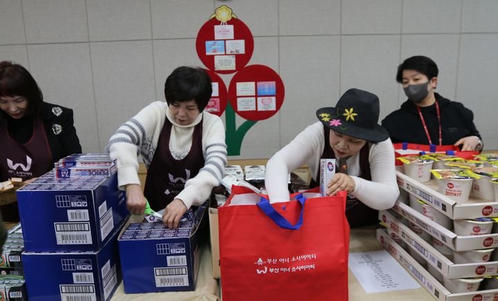 [부산=뉴시스] 6일 부산 수영구 홀트수영종합사회복지관에서 '부산W아너클럽'은 미니 차례상 지원 활동을 펼치고 있다. (사진=부산사회복지공동모금회 제공) 2024.02.06. photo@newsis.com *재판매 및 DB 금지