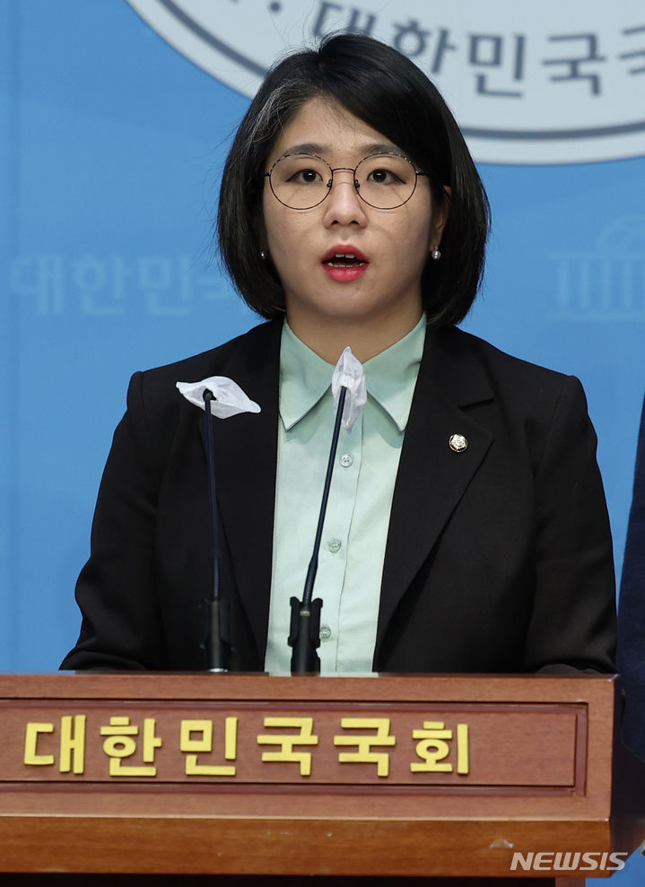 [서울=뉴시스] 추상철 기자 = 용혜인 새진보연합 상임선대위원장이 7일 오전 서울 여의도 국회에서 '비례연합정당 추진 방향 제안' 기자회견을 하고 있다. 2024.02.07. scchoo@newsis.com