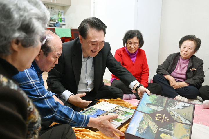 [서울=뉴시스] 윤석열 대통령이 설을 앞두고 7일 서울 강북구에 위치한 미등록 경로당을 방문해 어르신들에게 설 선물을 전달하고 있다. (사진=대통령실 제공) 2024.02.07. photo@newsis.com *재판매 및 DB 금지