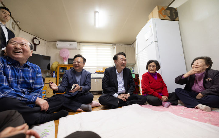 [서울=뉴시스] 윤석열 대통령이 설을 앞두고 7일 서울 강북구에 위치한 미등록 경로당을 방문해 어르신들과 환담하고 있다. (사진=대통령실 제공) 2024.02.07. photo@newsis.com *재판매 및 DB 금지