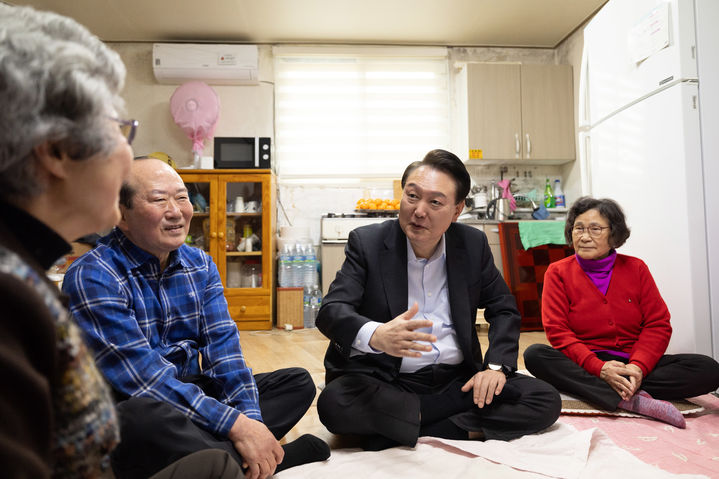 [서울=뉴시스] 윤석열 대통령이 설을 앞두고 7일 서울 강북구에 위치한 미등록 경로당을 방문해 어르신들과 환담하고 있다. (사진=대통령실 제공) 2024.02.07. photo@newsis.com *재판매 및 DB 금지