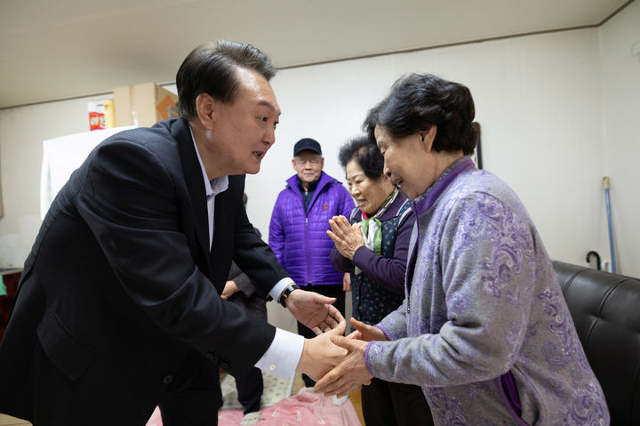 [서울=뉴시스] 윤석열 대통령이 설을 앞두고 7일 서울 강북구에 위치한 미등록 경로당을 방문해 어르신들과 악수하고 있다. (사진=대통령실 제공) 2024.02.07. photo@newsis.com *재판매 및 DB 금지