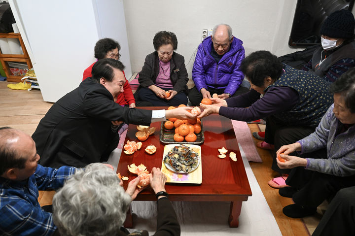 [서울=뉴시스] 윤석열 대통령이 설을 앞두고 7일 서울 강북구에 위치한 미등록 경로당을 방문해 어르신들과 환담하며 귤을 전달하고 있다. (사진=대통령실 제공) 2024.02.07. photo@newsis.com *재판매 및 DB 금지