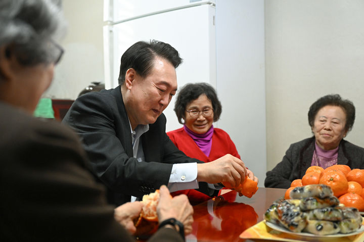 [서울=뉴시스] 윤석열 대통령이 설을 앞두고 7일 서울 강북구에 위치한 미등록 경로당을 방문해 어르신들과 환담하고 있다. (사진=대통령실 제공) 2024.02.07. photo@newsis.com *재판매 및 DB 금지