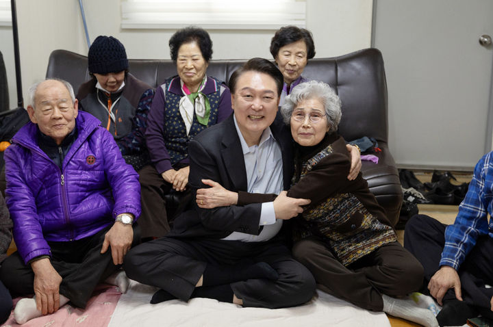 [서울=뉴시스] 윤석열 대통령이 설을 앞두고 7일 서울 강북구에 위치한 미등록 경로당을 방문해 어르신들과 기념촬영하고 있다. (사진=대통령실 제공) 2024.02.07. photo@newsis.com *재판매 및 DB 금지