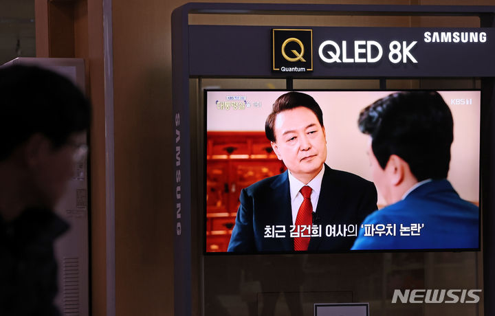 '김건희 명품백 파우치 표현' KBS 뉴스에 '주의'