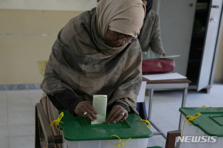 [이슬라마바드=AP/뉴시스] 매슈 밀러 미국 국무부 대변인이 파키스탄 총선 결과를 두고 투표 조작을 조사해야 한다고 입장을 냈다. 사진은 파키스탄 총선일인 지난 8일(현지시간) 이슬라마바드의 한 투표소에서 여성 유권자가 투표하는 모습. 2024.02.13.