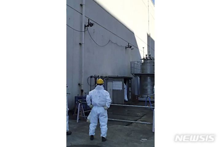 [후쿠시마=AP/뉴시스]일본 도쿄전력이 제공한 사진으로 한 직원이 지난 7일 후쿠시마현 후쿠시마 제1 원자력발전소에서 오염수가 누출된 배기구를 살펴보고 있다. 2024.02.27. 