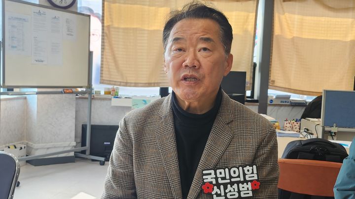 [거창=뉴시스] 서희원 기자= 8일 경남 거창읍 신성범 예비후보 사무실에서 김태호 의원의 무거운 결정에 경의를 표하고 존중한다며 입장문을 밝히고 있는 신성범 예비후보. 2024. 02. 08. shw1881@newsis.com *재판매 및 DB 금지