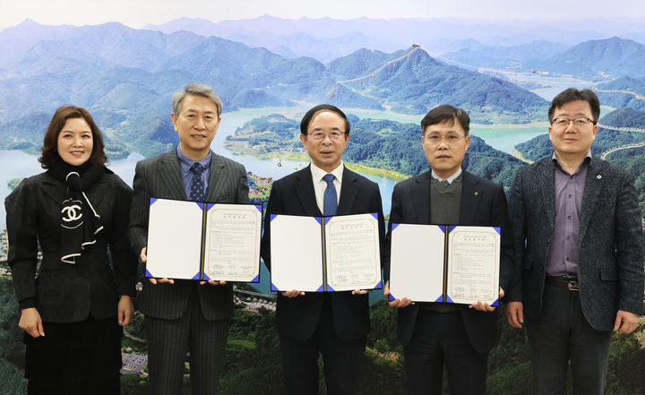 임실군 심민 군수(왼쪽 세번째)와 임실교육지원청 남궁세창 교육장(왼쪽 두번째), 임실치즈농협 이창식 조합장(왼쪽 네번째)이 관내 학교에 임실N치즈 제품을 무상공급하기 위한 협약을 맺었다. 지난 7일 협약식 후 참석자들이 기념사진을 찍고 있다. *재판매 및 DB 금지