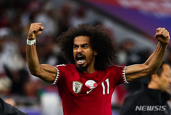 [도하(카타르)=뉴시스] 김근수 기자 = 7일(현지시간) 카타르 도하 알투마마 스타디움에서 열린 아시아축구연맹(AFC) 2023 카타르 아시안컵 4강전 이란 대 카타르의 경기에서 카타르가 3:2으로 승리를 거두고 결승에 진출했다. 카타르 아크람 아피프가 기뻐하고 있다. 2024.02.08. ks@newsis.com