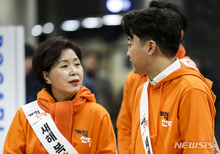 [서울=뉴시스] 정병혁 기자 = 이준석 개혁신당 대표와 양향자 원내대표가 8일 서울 강남구 수서역에서 대화를 나누고 있다. 2024.02.08. jhope@newsis.com