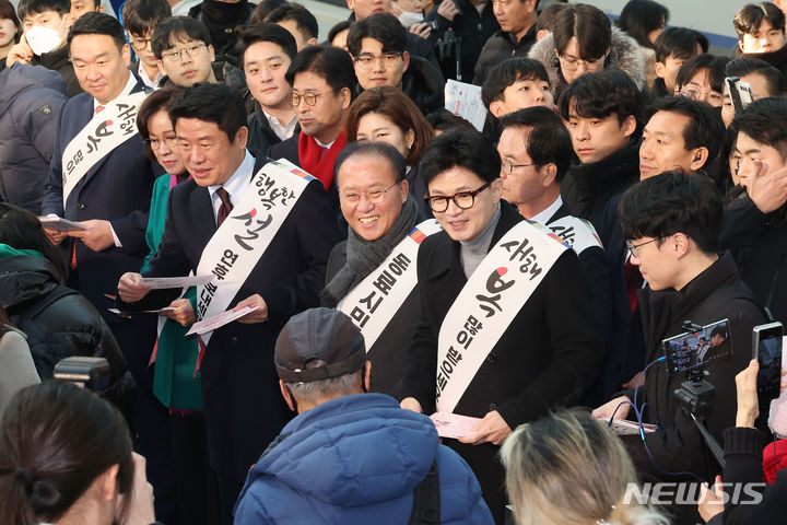 [서울=뉴시스] 조성봉 기자 = 한동훈 국민의힘 비상대책위원장을 비롯한 지도부가 8일 오전 서울 용산구 서울역KTX 플랫폼에서 귀성객들에게 인사를 하고 있다. (공동취재) 2024.02.08. photo@newsis.com