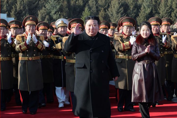 [서울=뉴시스] 김정은 북한 국무위원장은 조선인민군 창건일인 건군절(8일) 오후에 딸 주애와 함께 국방성을 축하 방문했다. (사진=노동신문 캡쳐) 2023.02.09.  *재판매 및 DB 금지