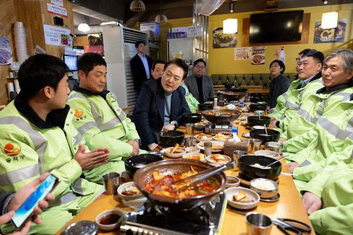 [서울=뉴시스] 윤석열 대통령이 설 연휴 첫날인 9일 서울 동작구 한 식당에서 환경공무관들과 만나 떡국으로 조찬을 하며 대화하고 있다. (사진=대통령실 제공) 2024.02.09. photo@newsis.com *재판매 및 DB 금지