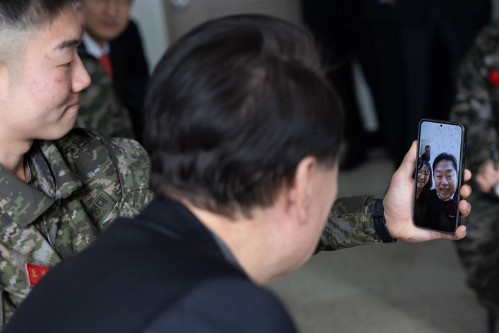 [서울=뉴시스] 윤석열 대통령이 설날인 10일 해병대 2사단 생활관을 방문해 한 병사의 부모와 영상통화를 하고 있다. (사진=대통령실 제공) 2024.02.10. photo@newsis.com *재판매 및 DB 금지