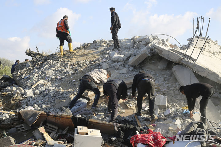 [라파=AP/뉴시스] 이스라엘이 12일(현지시간) 가자지구 최남단 도시 라파에 대해  또 공습을 실시하면서 사망자가 다수 발생했다. 사진은 지난 10일 이스라엘군이 공습을 단행한 라파의 건물 잔해에서 구조대원과 주민들이 생존자를 찾고 있는 모습. 2024.02.12