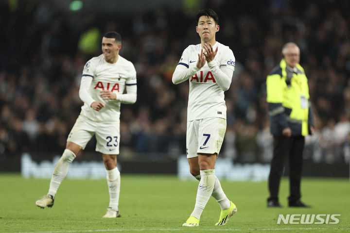 [런던=AP/뉴시스] 2023 아시아축구연맹(AFC) 카타르 아시안컵을 마친 후 소속팀 토트넘에 복귀한 손흥민이 11일(한국시간) 잉글랜드 런던 토트넘 홋스퍼 경기장에서 열린 '2023~2024 잉글랜드 프로축구 프리미어리그(EPL)' 24라운드 토트넘과 브라이턴의 경기에서 2-1 승리를 거둔 후 팬들에게 손뼉을 치고 있다. 이날 토트넘은 후반 추가 시간 극장골로 승리를 거두며 4위로 도약했다. 2024.02.11. 