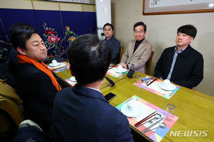 [서울=뉴시스] 김근수 기자 = 이낙연, 이준석 개혁신당 공동대표를 비롯한 임시지도부가 11일 서울 종로구의 한식당에서 1차 개혁신당 임시 지도부 회의에 앞서 이야기 나누고 있다. 2024.02.11. ks@newsis.com