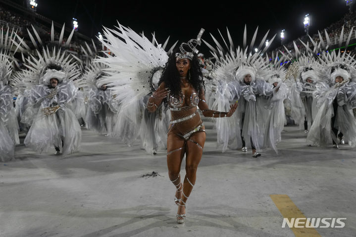 [리우데자네이루=AP/뉴시스] 12일(현지시간) 브라질 리우데자네이루 삼보드로무에서 열린 리우 카니발에서 무용수들이 춤추며 퍼레이드하고 있다. 2024.02.13.