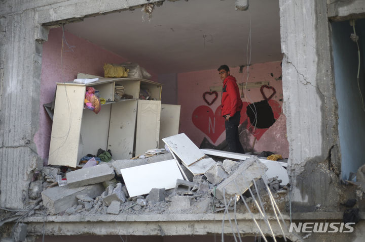 [라파=AP/뉴시스] 팔레스타인 무장정파 하마스 측은 12일(현지시간) 이스라엘의 가자지구 최남단 라파 공격으로 100명이상 사망했다면서 이는 민간인을 겨냥한 ‘끔찍한 학살’이라고 비난했다. 라파 지역에서 주민이 공습으로 파괴된 가옥을 살펴보는 모습. 2024.02.12 