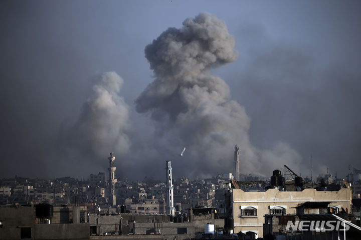 [AP/뉴시스] 1월17일 가자 지구 칸 유니스에서 이스라엘군의 폭격에 연기가 솟아오르고 있다 