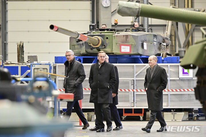 [운터뤼스=AP/뉴시스] 올라프 숄츠(오른쪽) 독일 총리와 보리스 피스토리우스(가운데) 독일 국방장관이 12일(현지시간) 독일 니더작센주 운터뤼스에 있는 방산업체 라인메탈의 장갑차 생산시설을 시찰하고 있다. 2024.02.13.