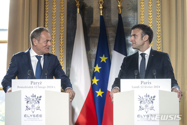 [파리=AP/뉴시스] 에마뉘엘 마크롱(오른쪽) 프랑스 대통령과 도날트 투스크 폴란드 총리가 12일(현지시간) 프랑스 파리 엘리제궁에서 정상회담 후 공동 기자회견을 하고 있다. 2024.02.13.