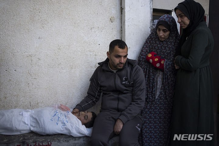 [라파=AP/뉴시스] 12일(현지시각) 가자지구 라파의 한 병원 영안실에서 팔레스타인인들이 이스라엘의 라파 폭격으로 숨진 어린이를 애도하고 있다. 이스라엘군은 공습을 동반한 이번 작전으로 가자지구에서 인질 2명을 구출했다고 밝혔고 서안지구 팔레스타인 적신월사는 약 70명이 숨졌다고 전했다. 2024.02.13.