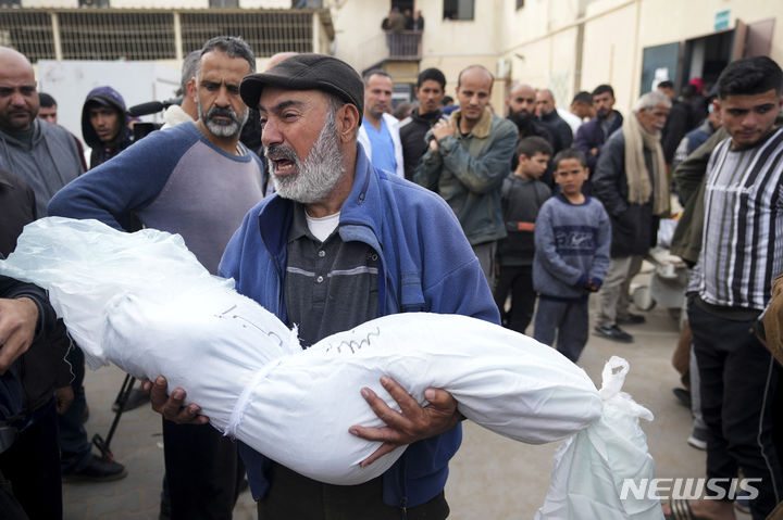 [가자지구=AP/뉴시스] 12일(현지시각) 가자지구 데이르 알발라에서 이스라엘의 폭격으로 숨진 어린이의 시신을 안고 있는 팔레스타인인이 오열하고 있다. 2024.02.13.