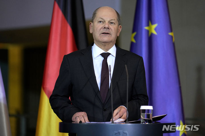 [베를린=AP/뉴시스] 올라프 숄츠 독일 총리가 지난달 12일(현지시간) 독일 베를린에서 기자회견 하는 모습. 2024.03.02.