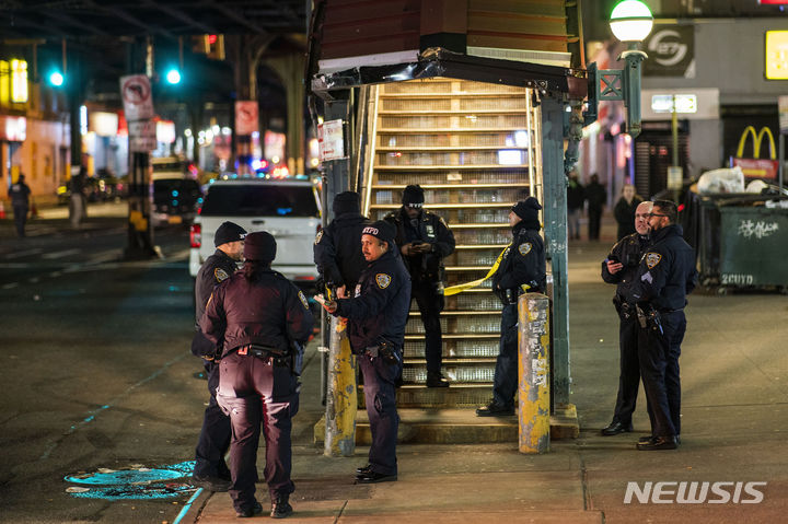 [뉴욕=AP/뉴시스] 12일(현지시각) 미 뉴욕주 뉴욕 브롱크스 자치구의 마운트에덴 애비뉴 지하철역에서 총격이 발생해 현장 주변에 뉴욕시 경찰관들이 모여 있다. 경찰은 이 총격으로 1명이 숨지고 5명이 다쳤으며 총격범을 추적 중이라고 밝혔다. 2024.02.13.