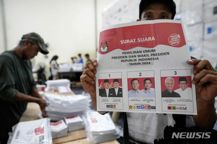 [남탄게랑=AP/뉴시스] 지난 1월 10일(현지시간) 인도네시아 남탄게랑에서 한 근로자가 대통령 선거에 쓰일 투표용지를 선보이고 있다. 2024.02.13.