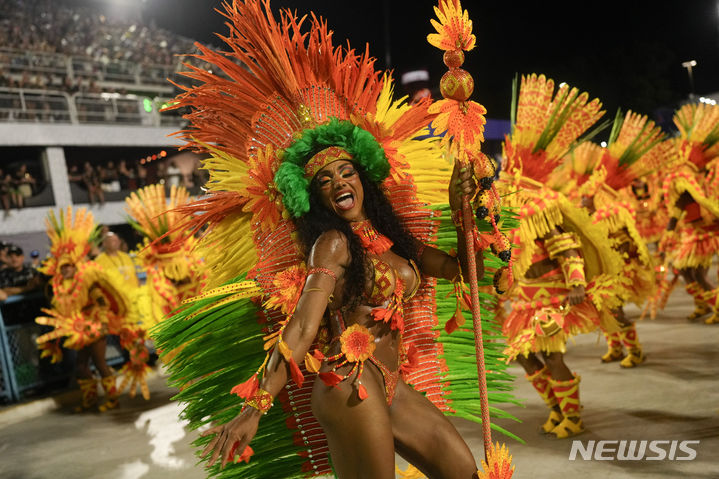 [리우데자네이루=AP/뉴시스] 12일(현지시간) 브라질 리우데자네이루 삼보드로무에서 열린 리우 카니발에서 무용수들이 춤추며 퍼레이드하고 있다. 매년 사순절 전주 금요일부터 수요일까지 열리는 리우 카니발은 오는 17일까지 이어진다. 2024.02.13.
