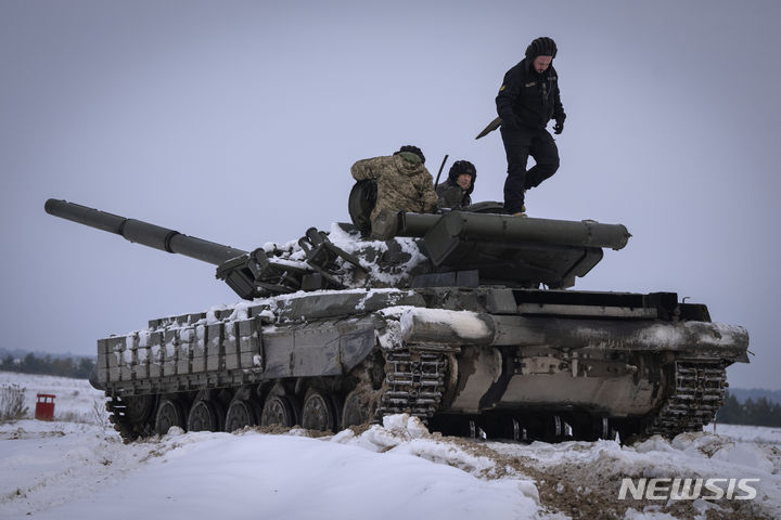 [AP/뉴시스]2023년 12월6일 탱크 위에 올라 군사훈련을 벌이고 있는 우크라이나군 병사들. 러시아의 우크라이나 침공, 하마스의 이스라엘 공격, 남중국해에서의 중국의 주장 강화 등에 대응, 전 세계 국가들이 군사비 지출을 늘리면서 세계는 점점 더 불안정해지는 시대에 접어들었다고 영국의 국제전략문제연구소(IISS)가 13일 발표한 새 보고서에서 경고했다. 2024.02.13.