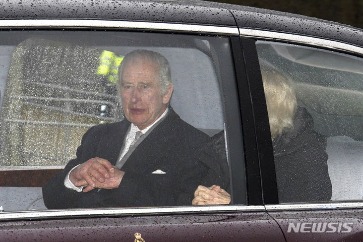 [런던=AP/뉴시스]13일(현지시간) 런던 클래런스 하우스로 돌아오는 영국 국왕 찰스 3세의 모습. 2024.02.13.