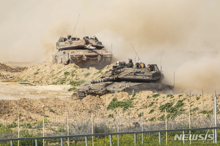 [가자지구=AP/뉴시스] 13일(현지시각) 이스라엘군 전차들이 가자지구에서 기동하는 모습이 이스라엘 남부에서 관측되고 있다. 2024.02.14.