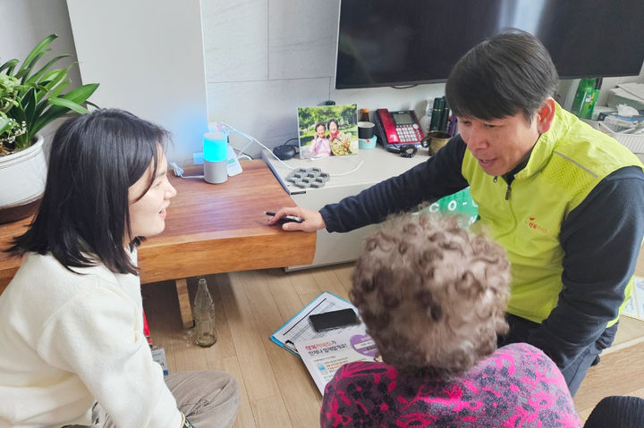 청송군 치매안심센터 관계자들이 치매 돌봄사업을 하고 있다. (사진=청송군 제공) *재판매 및 DB 금지