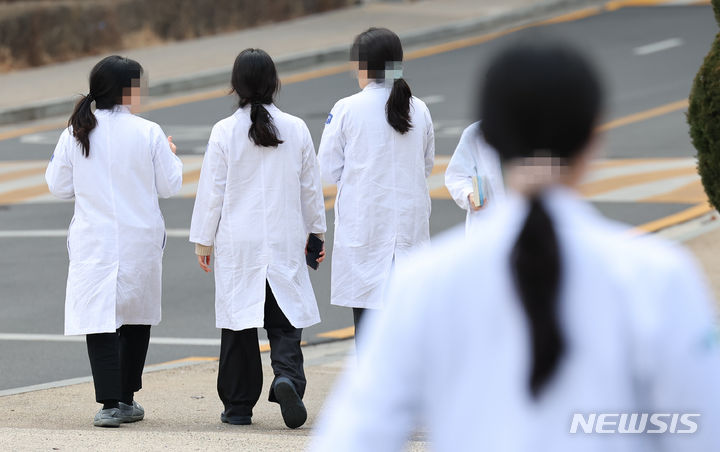 [서울=뉴시스] 최진석 기자 =서울 한 대학병원 의과대학 앞에서 의료진이 이동하고 있다. 2024.02.13. myjs@newsis.com