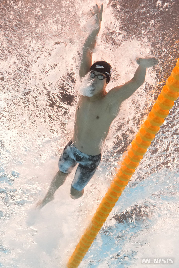 [도하=AP/뉴시스] 황선우가 13일(현지시각) 카타르 도하의 어스파이어돔에서 열린 2024 국제수영연맹 세계선수권대회 남자 자유형 200m 결승에서 역영하고 있다. 황선우는 1분44초75로 가장 먼저 터치 패드를 찍어 금메달을 목에 걸었다. 2024.02.14.