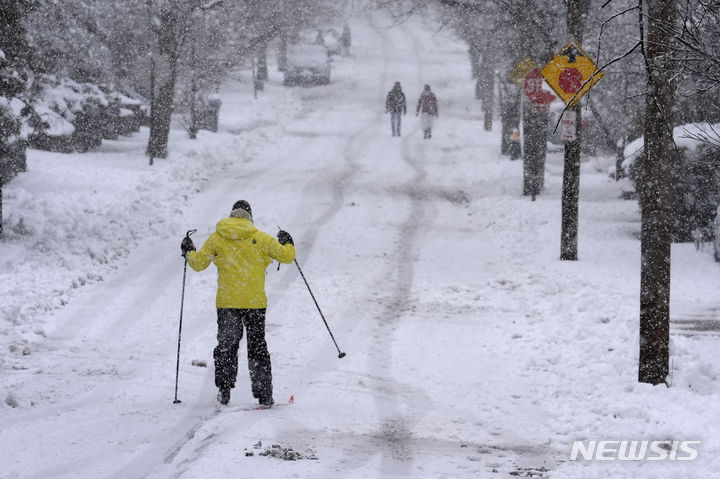 [로드아일랜드=AP/뉴시스] 많은 눈이 내린 13일(현지시간) 미국 로드아일랜드주 프로비던스에서 크로스컨트리 스키 선수가 이동하고 있다. 2024.02.14.