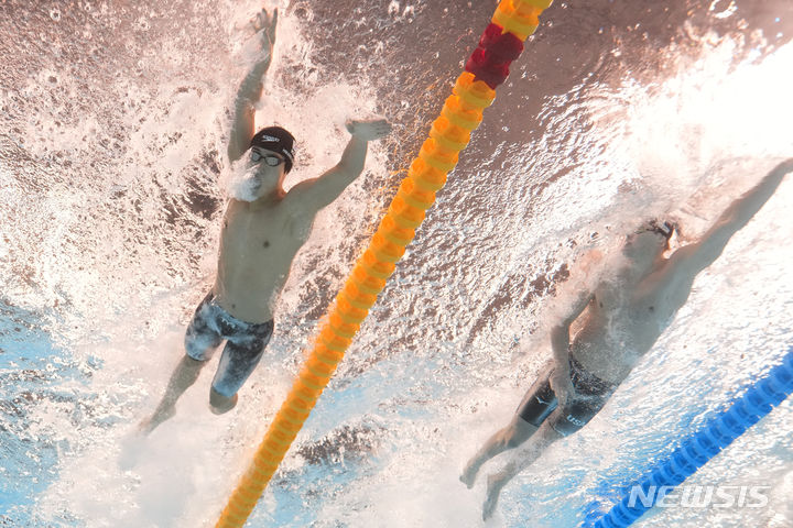[도하=AP/뉴시스] 황선우(왼쪽)가 13일(현지시각) 카타르 도하의 어스파이어돔에서 열린 2024 국제수영연맹 세계선수권대회 남자 자유형 200m 결승에서 역영하고 있다. 황선우는 1분44초75로 가장 먼저 터치 패드를 찍어 금메달을 목에 걸었다. 2024.02.14.