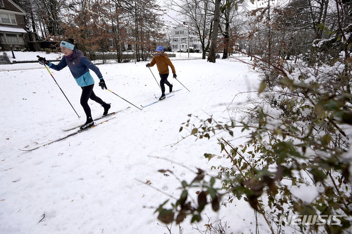 [로드아일랜드=AP/뉴시스] 많은 눈이 내린 13일(현지시간) 미국 로드아일랜드주 프로비던스에서 크로스컨트리 스키 선수들이 이동하고 있다. 2024.02.14.